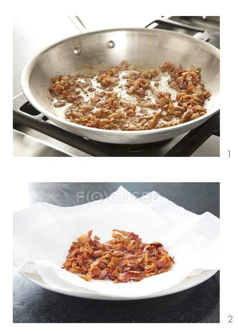 Pedaços de bacon de fritura e drenagem — Fotografia de Stock