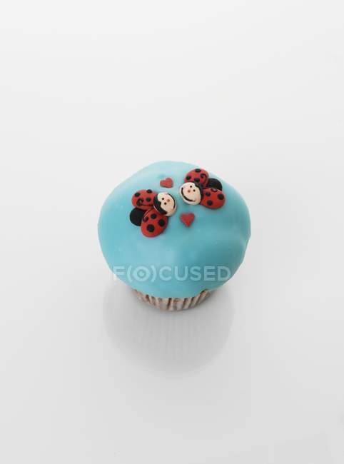 Cupcake decorated with ladybirds figures — Stock Photo