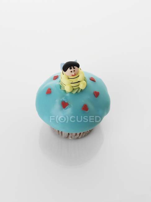 Cupcake decorated with bee figure — Stock Photo