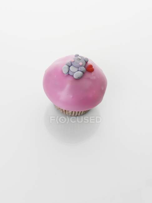 Cupcake decorado con figura de oso de peluche - foto de stock
