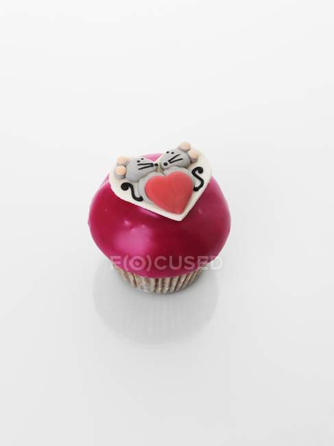Cupcake decorated with mouse couple — Stock Photo