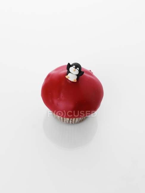 Cupcake decorated with penguin figure — Stock Photo