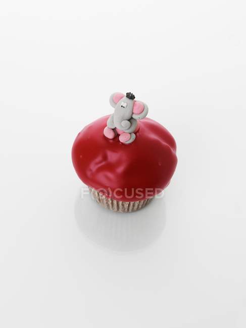 Cupcake decorado com figura de elefante — Fotografia de Stock