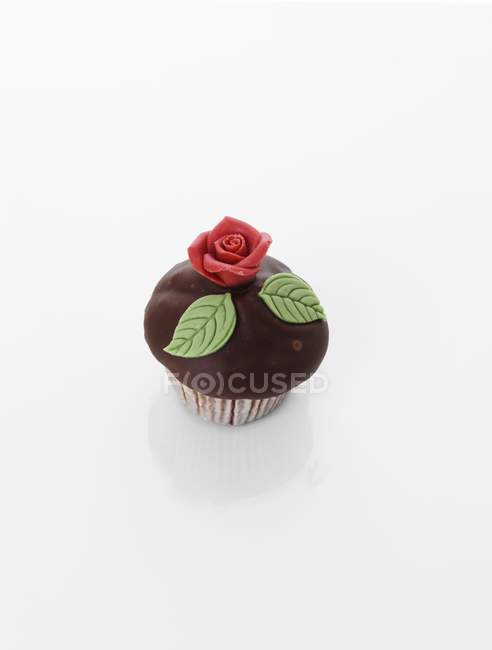Cupcake mit Marzipanrose — Stockfoto