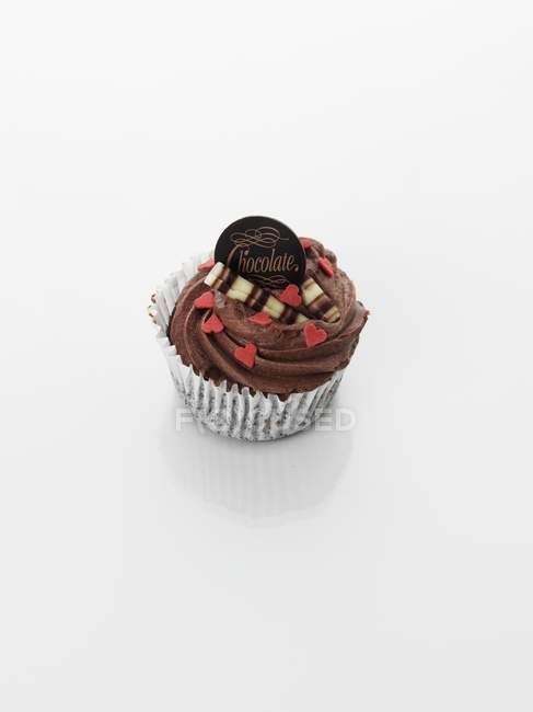 Cupcake decorado com creme de chocolate e corações — Fotografia de Stock