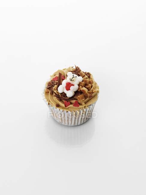 Cupcake decorato con orsacchiotto e cuore — Foto stock