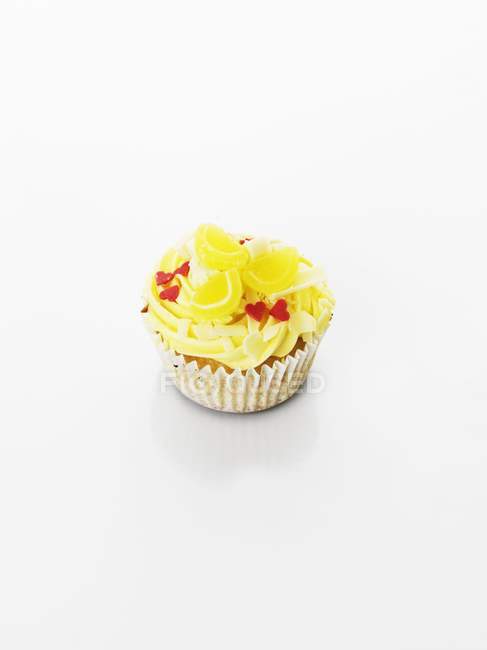 Cupcake décoré de bonbon et de coeurs — Photo de stock