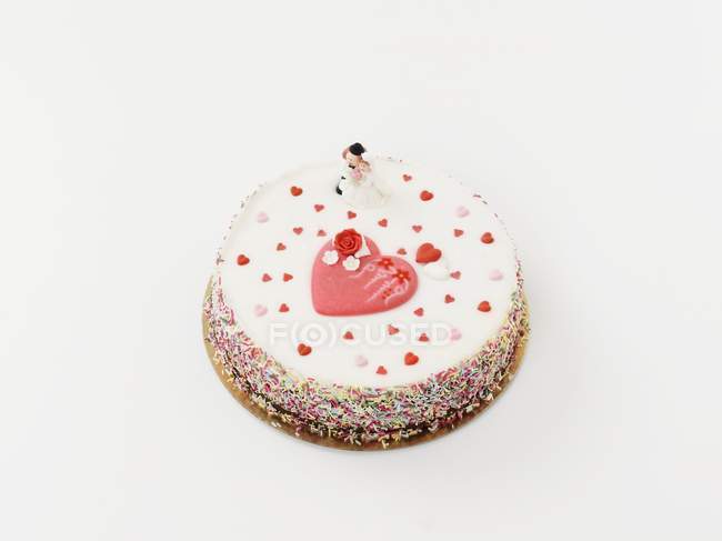 Свадебный торт украшен сердцами — стоковое фото