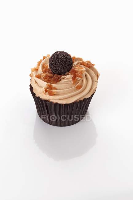 Cupcake decorated with chocolate praline — Stock Photo