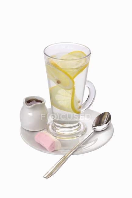 Limonada caliente en taza de vidrio - foto de stock