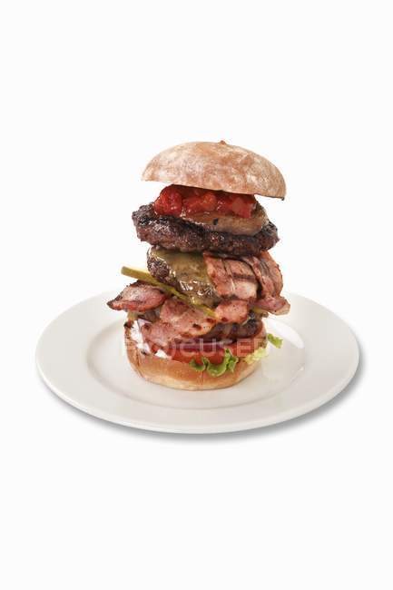 Hamburger gigante con pancetta — Foto stock