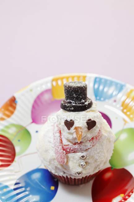 Snowman cupcake on paper plate — Stock Photo