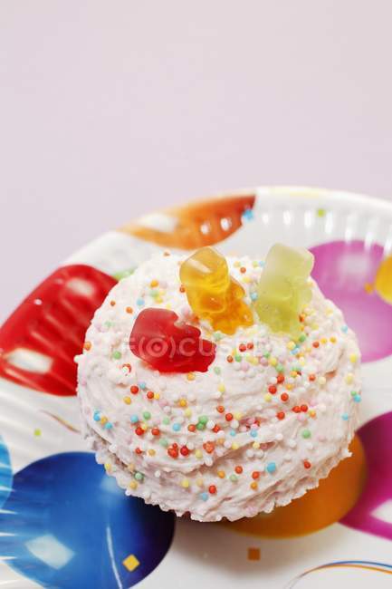 Cupcake coberto com ursos de goma — Fotografia de Stock
