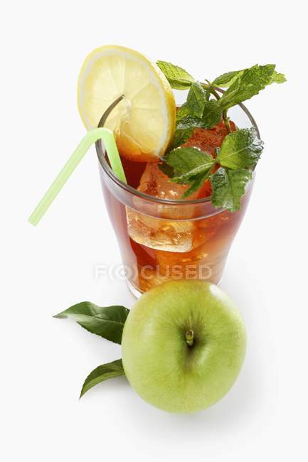 Iced tea with apples and mint — Stock Photo