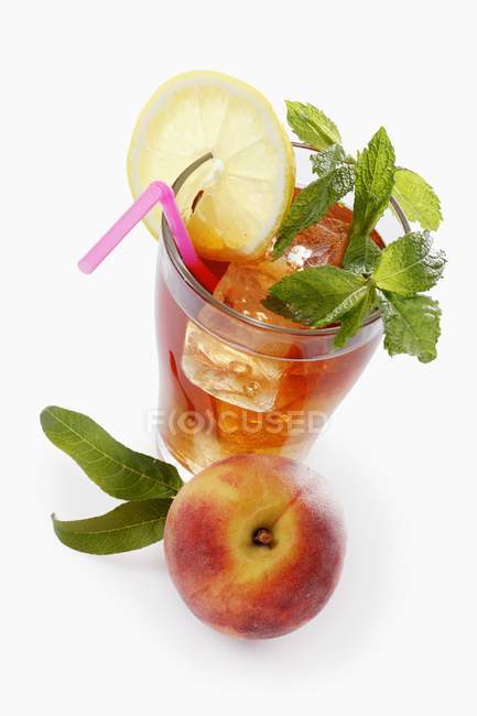 Iced tea with peach and mint — Stock Photo