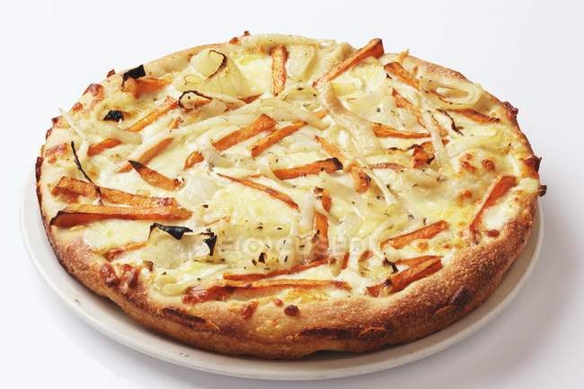 Моцарела і солодка картопляна піца — стокове фото