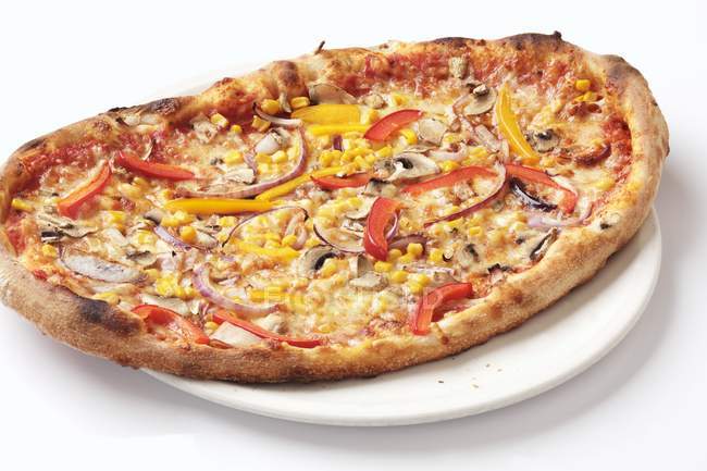 Пицца с перцем и луком — стоковое фото