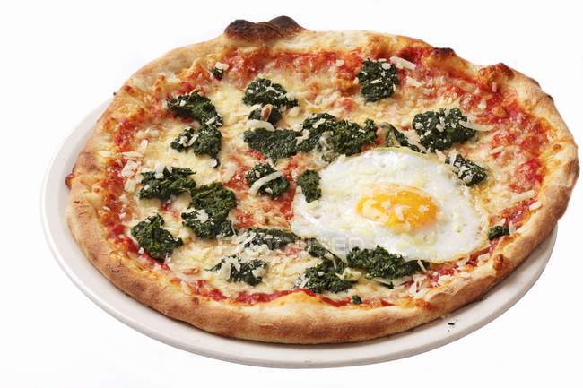 Spinach and fried egg pizza — Stock Photo