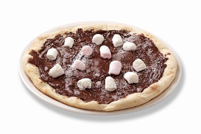 Шоколадная пицца с зефиром — стоковое фото