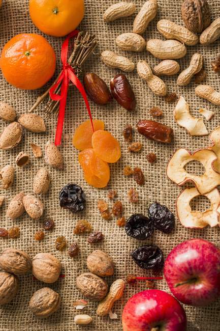Вид зверху з горіхів і сушених фруктів на мішку — стокове фото