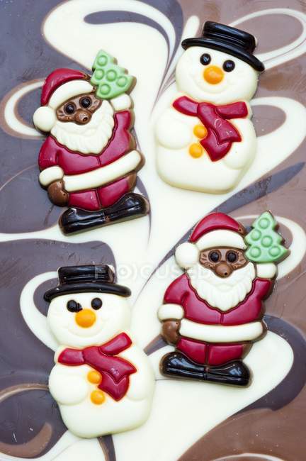 Vista close-up de bonecos de neve de chocolate e Papai Noel — Fotografia de Stock