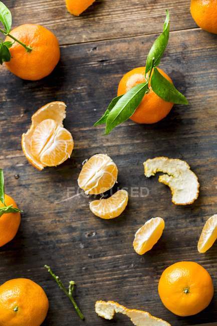 Mandarins frescos com fatias — Fotografia de Stock