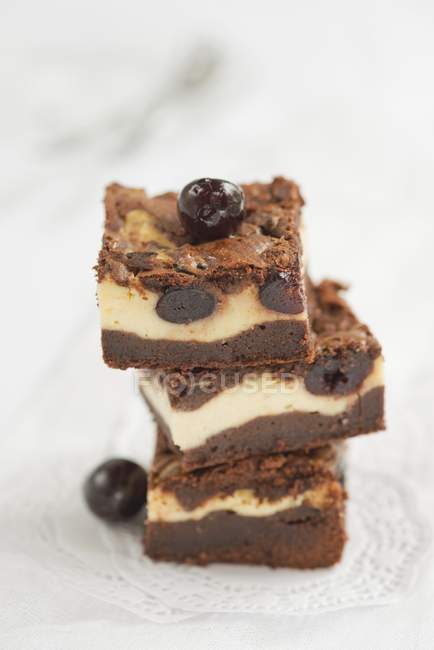 Cheesecake brownies with cherries — Stock Photo