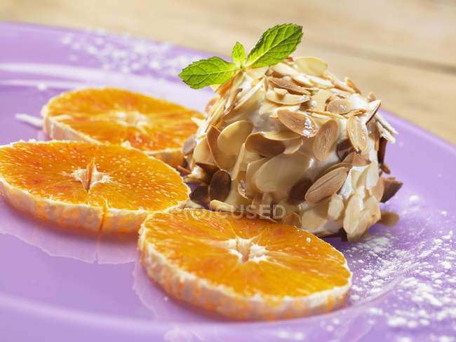 Ricotta parfait with almonds — Stock Photo