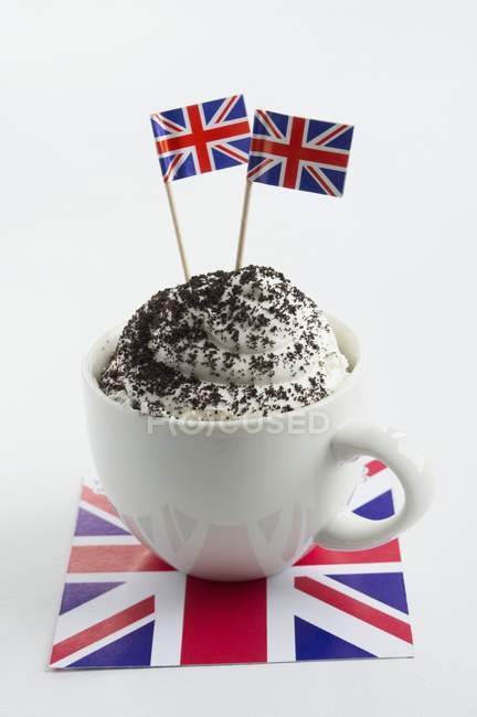 Cupcake with cream and Union Jacks — Stock Photo