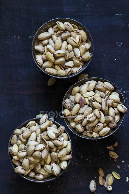 Bowls of unshelled pistachio nuts — Stock Photo