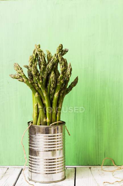 Asparagus in tin can — Stock Photo