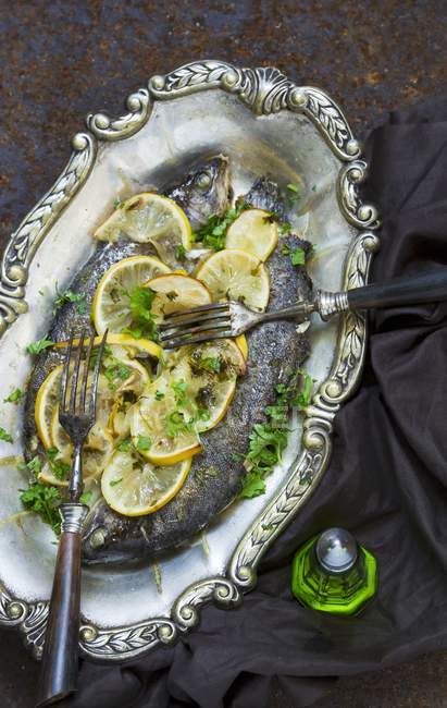 Trote fritte con limoni e prezzemolo — Foto stock