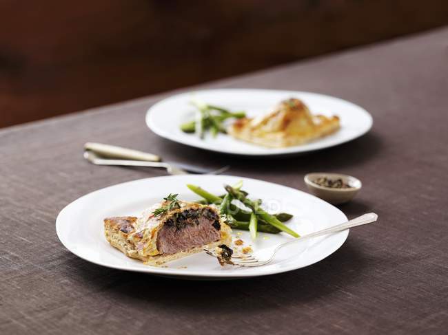 Beef Wellington with asparagus — Stock Photo