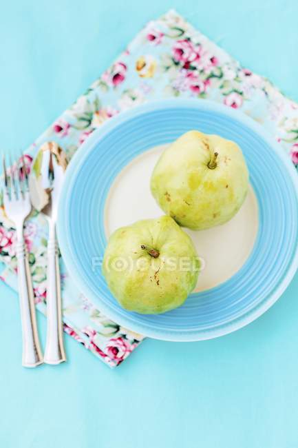 Guaiave fresche in piatto blu — Foto stock