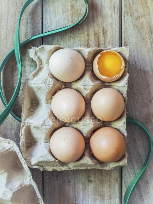 Huevos orgánicos frescos en caja - foto de stock