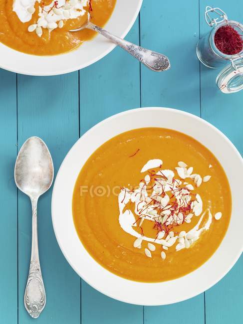 Томатный и тыквенный суп — стоковое фото