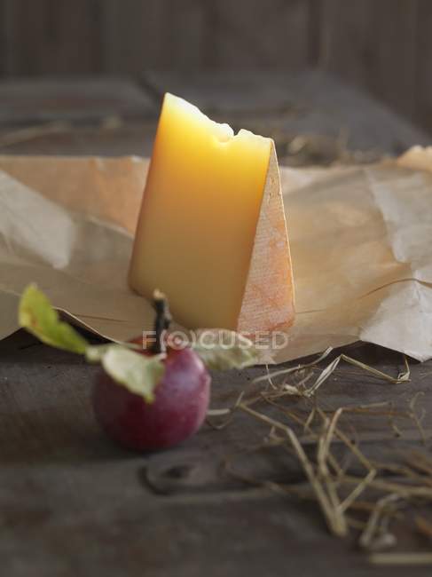 Mountain cheese and apple — Stock Photo