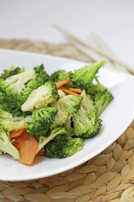 Salada de brócolis no prato — Fotografia de Stock