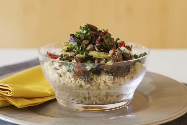 Ensalada de arroz con champiñones - foto de stock
