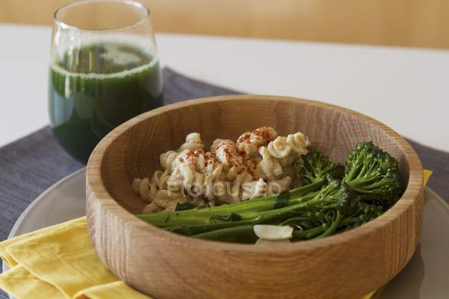 Rice noodles with broccolini — Stock Photo