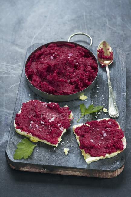 Beetroot spread on rice crackers — Stock Photo