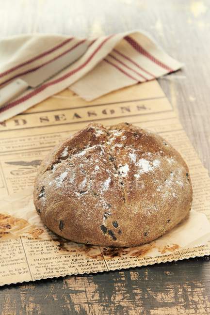 Буханка оливкового хлеба — стоковое фото