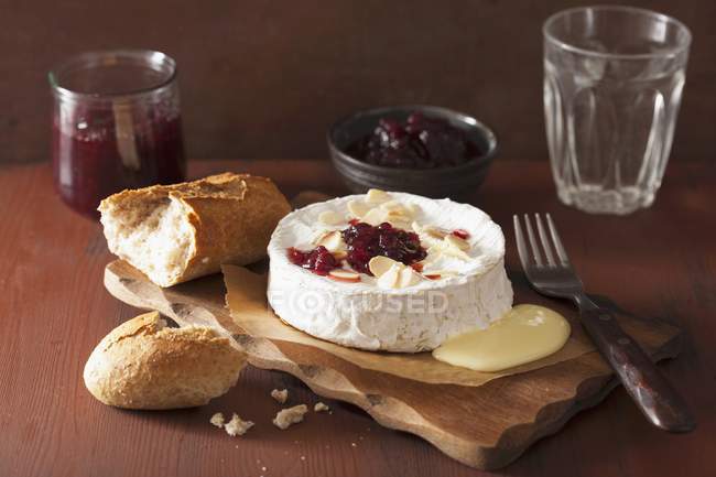 Baked Camembert with almonds — Stock Photo
