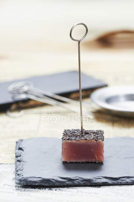 Cubo di tonno con semi di papavero — Foto stock