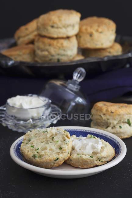Sour cream and chives — Stock Photo
