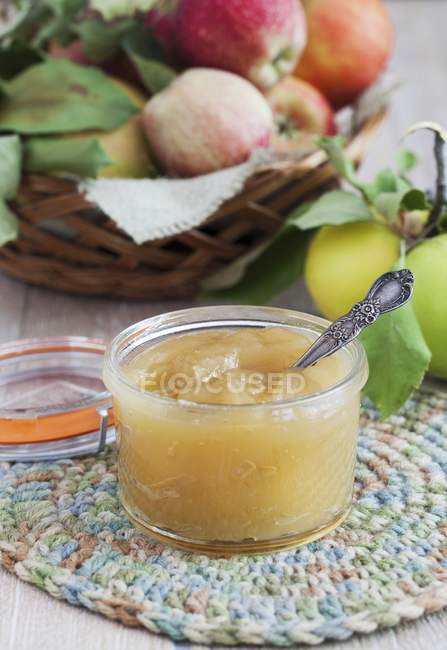Vista close-up de manteiga de maçã no frasco de preservação — Fotografia de Stock
