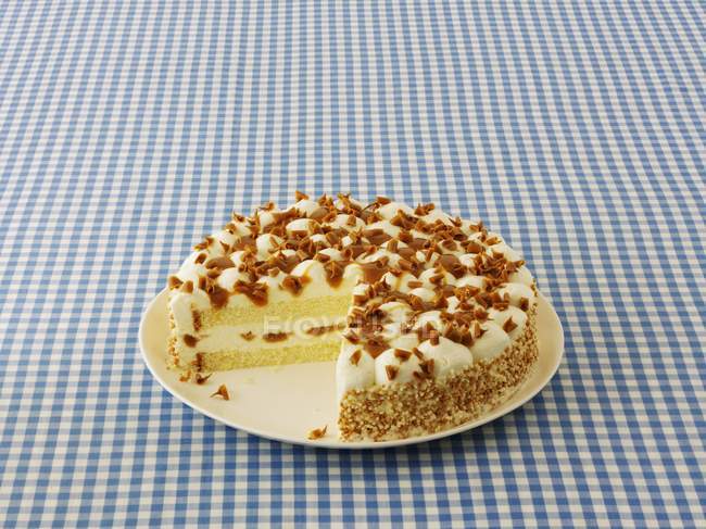 Toffee cheesecake over tablecloth — Stock Photo