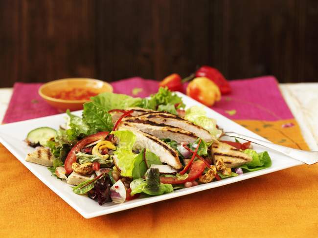 Теплый куриный салат с перцем чили — стоковое фото