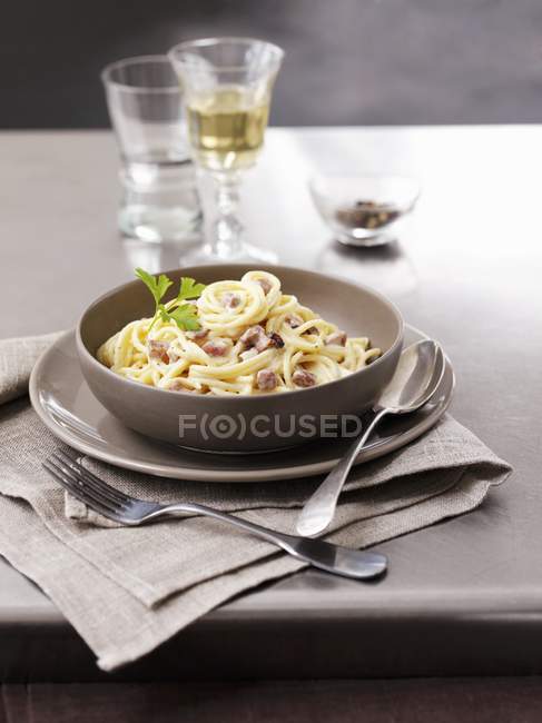 Spaghetti carbonara pasta con tocino - foto de stock