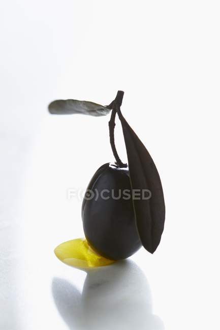 Оливки в луже оливы — стоковое фото